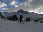 03 Io Siria Asia kira in cammino verso il rifugio..sullo sfondo il Pizzo Scalino